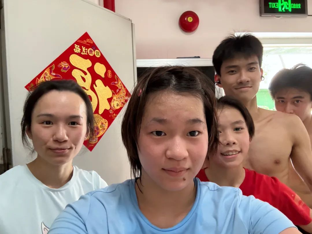 问及此前缺, 引发了不小, 月缺席新加