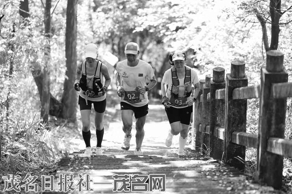 大家穿梭于